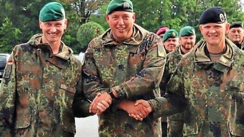 Mit dem symbolischen Handschlag überträgt Brigadegeneral Andreas Kühne die Führung des Stabes Panzerbrigade 12 von Oberstleutnant i.G. Wimmer (re.) an Oberstleutnant i.G. Hemme. 